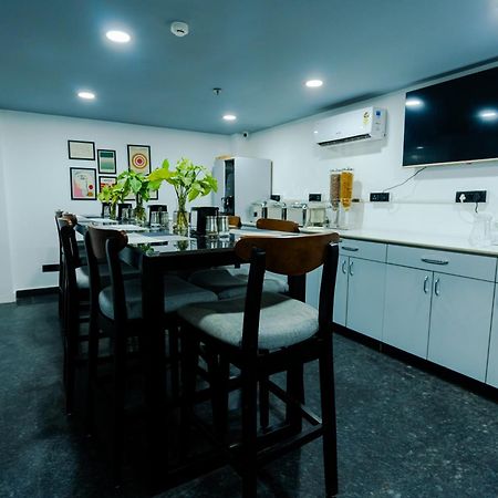 Bedchambers Luxury Apartment Near Golf Course Road 구르가온 외부 사진
