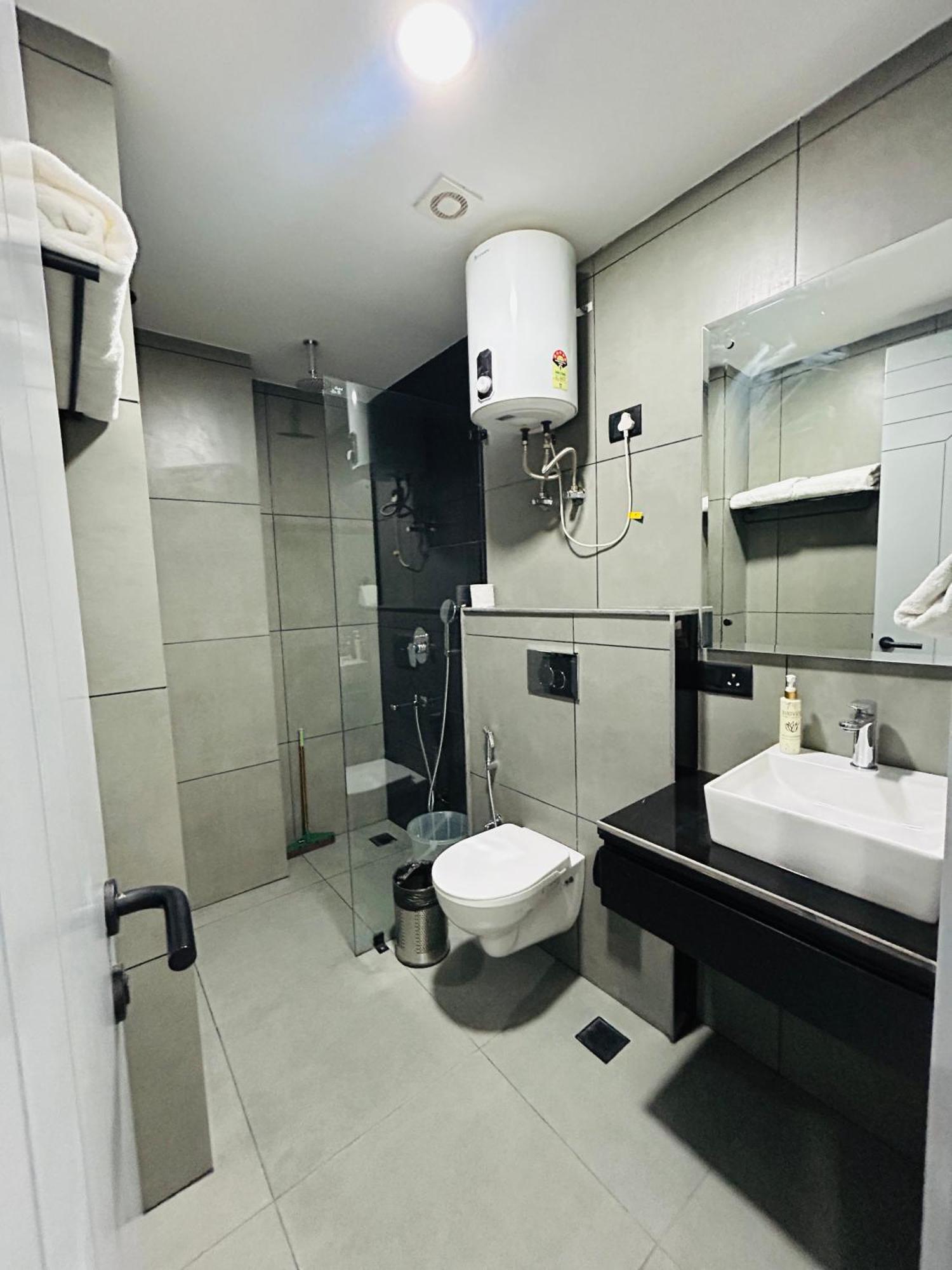 Bedchambers Luxury Apartment Near Golf Course Road 구르가온 외부 사진