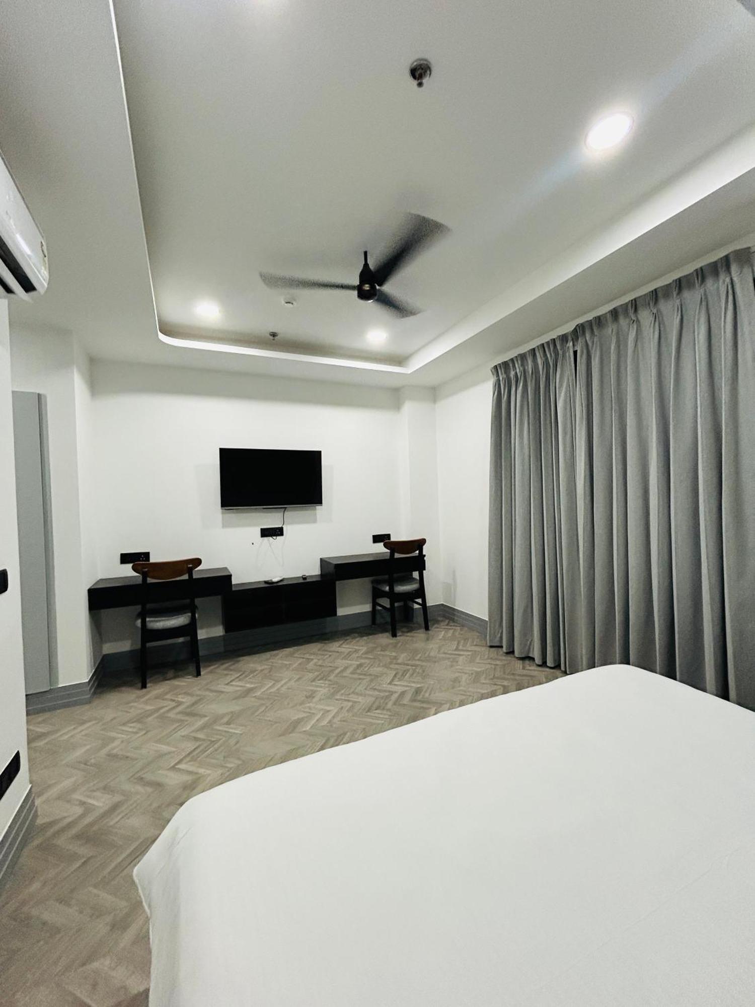Bedchambers Luxury Apartment Near Golf Course Road 구르가온 외부 사진