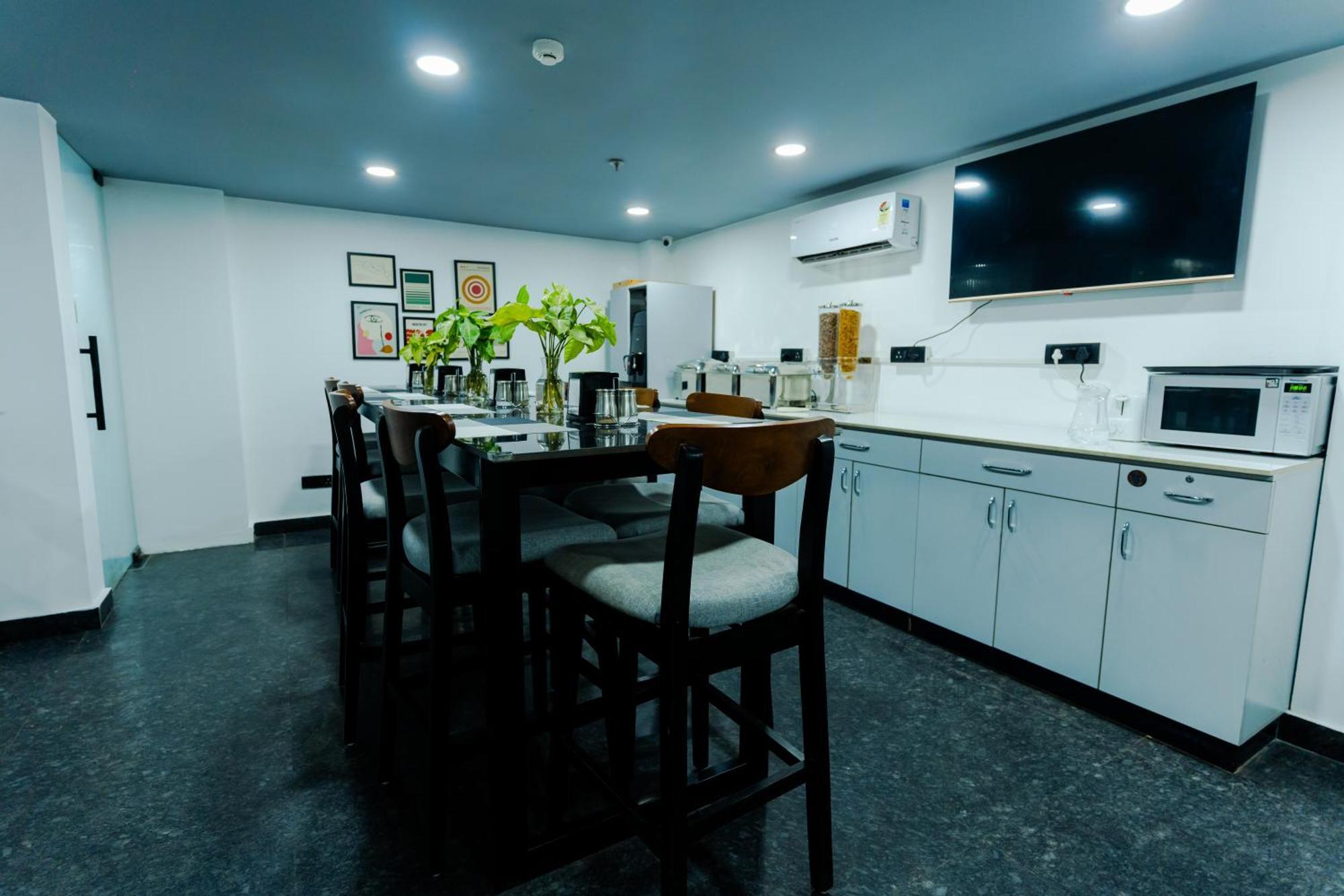 Bedchambers Luxury Apartment Near Golf Course Road 구르가온 외부 사진