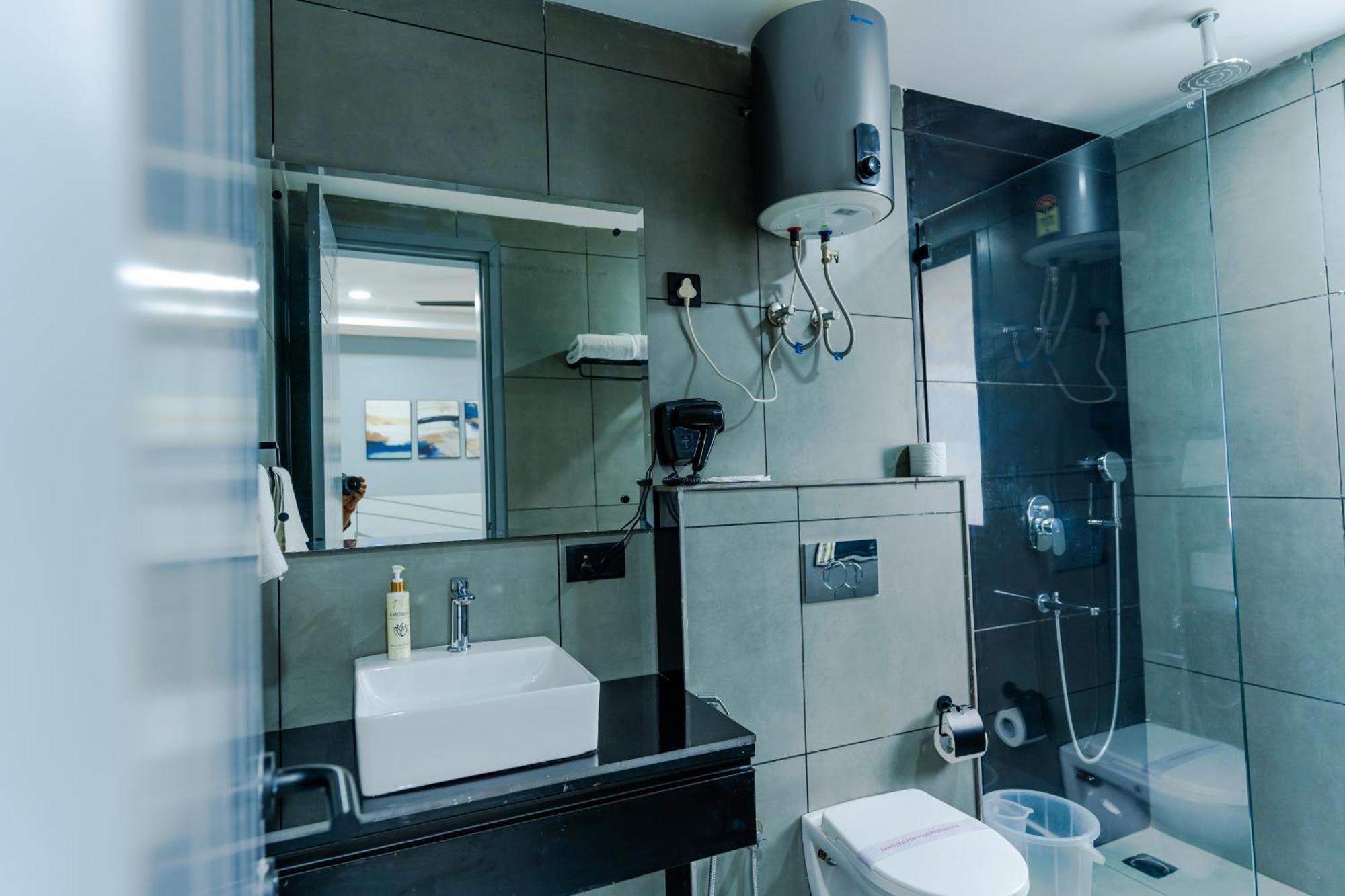 Bedchambers Luxury Apartment Near Golf Course Road 구르가온 외부 사진