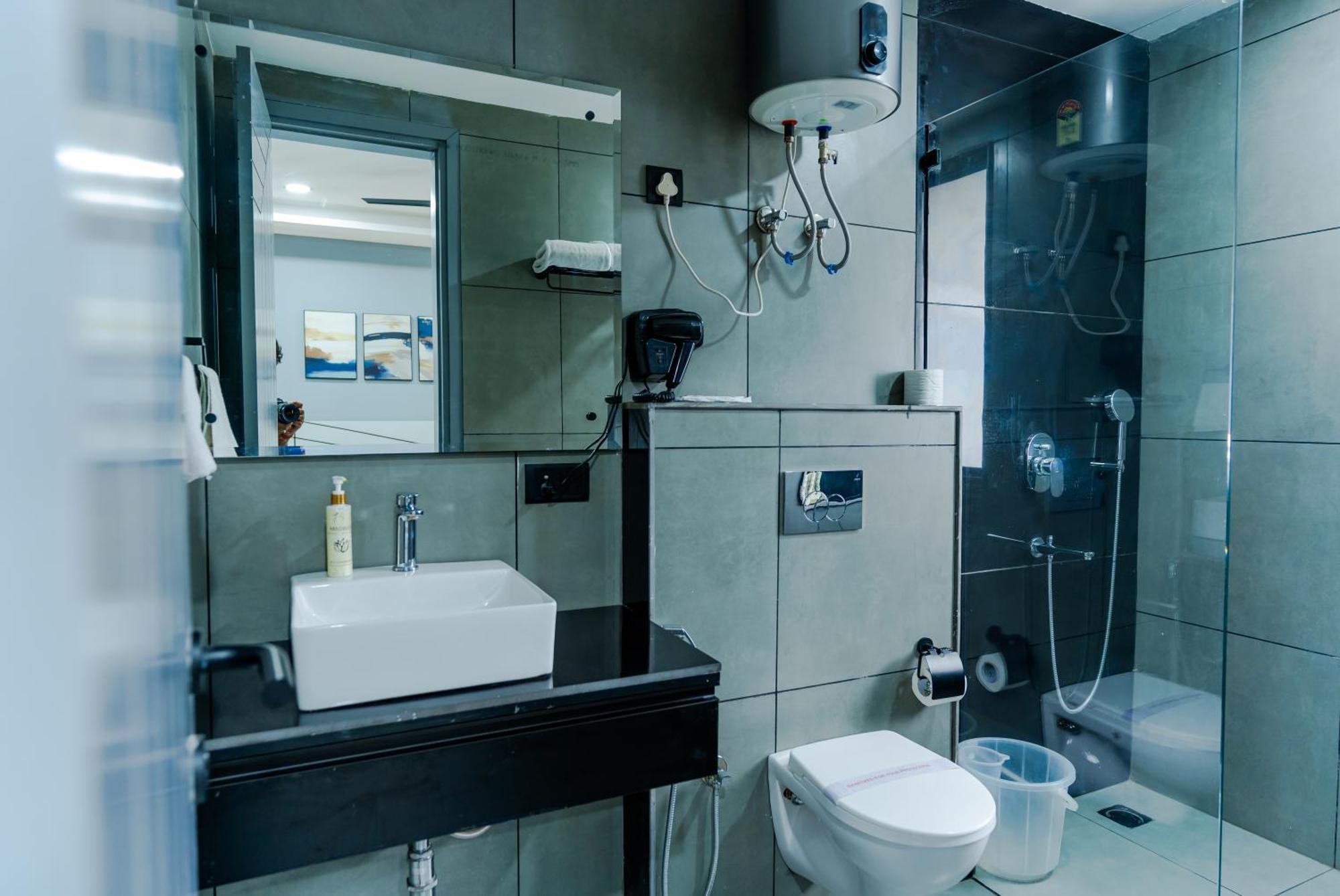 Bedchambers Luxury Apartment Near Golf Course Road 구르가온 외부 사진