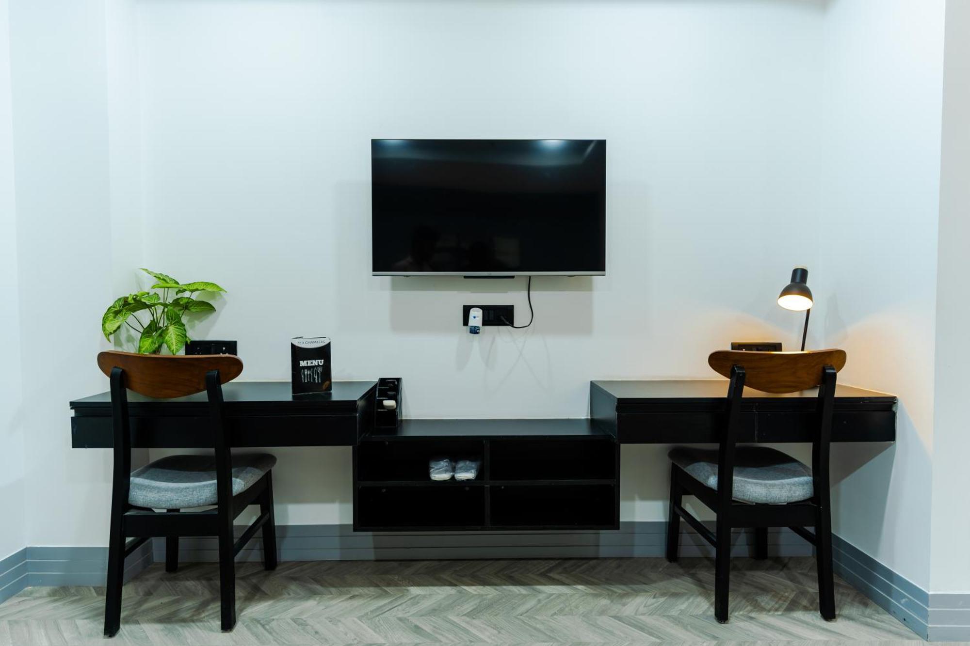 Bedchambers Luxury Apartment Near Golf Course Road 구르가온 외부 사진