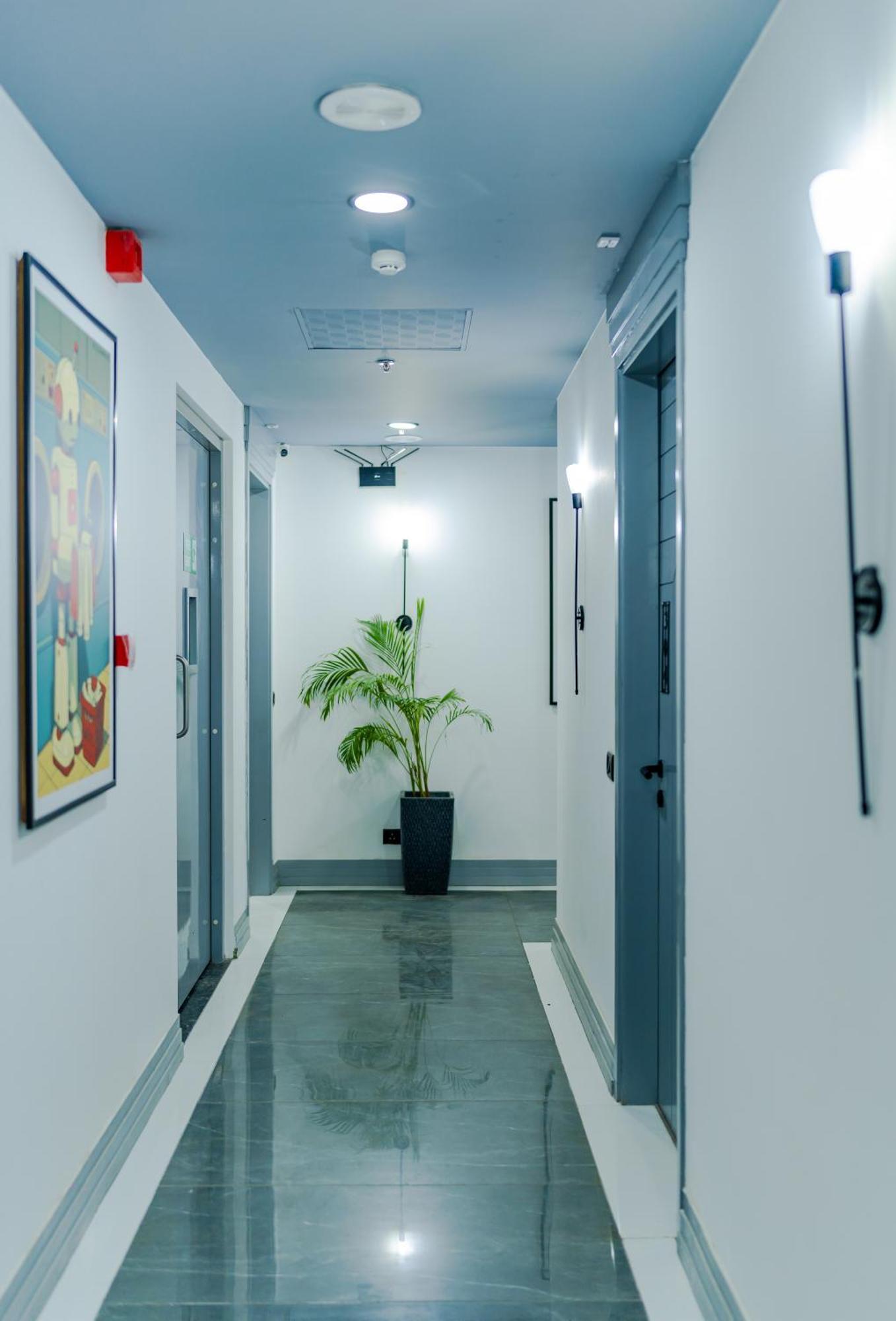 Bedchambers Luxury Apartment Near Golf Course Road 구르가온 외부 사진