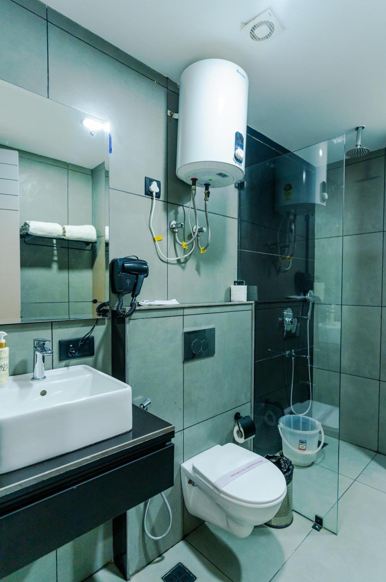 Bedchambers Luxury Apartment Near Golf Course Road 구르가온 외부 사진