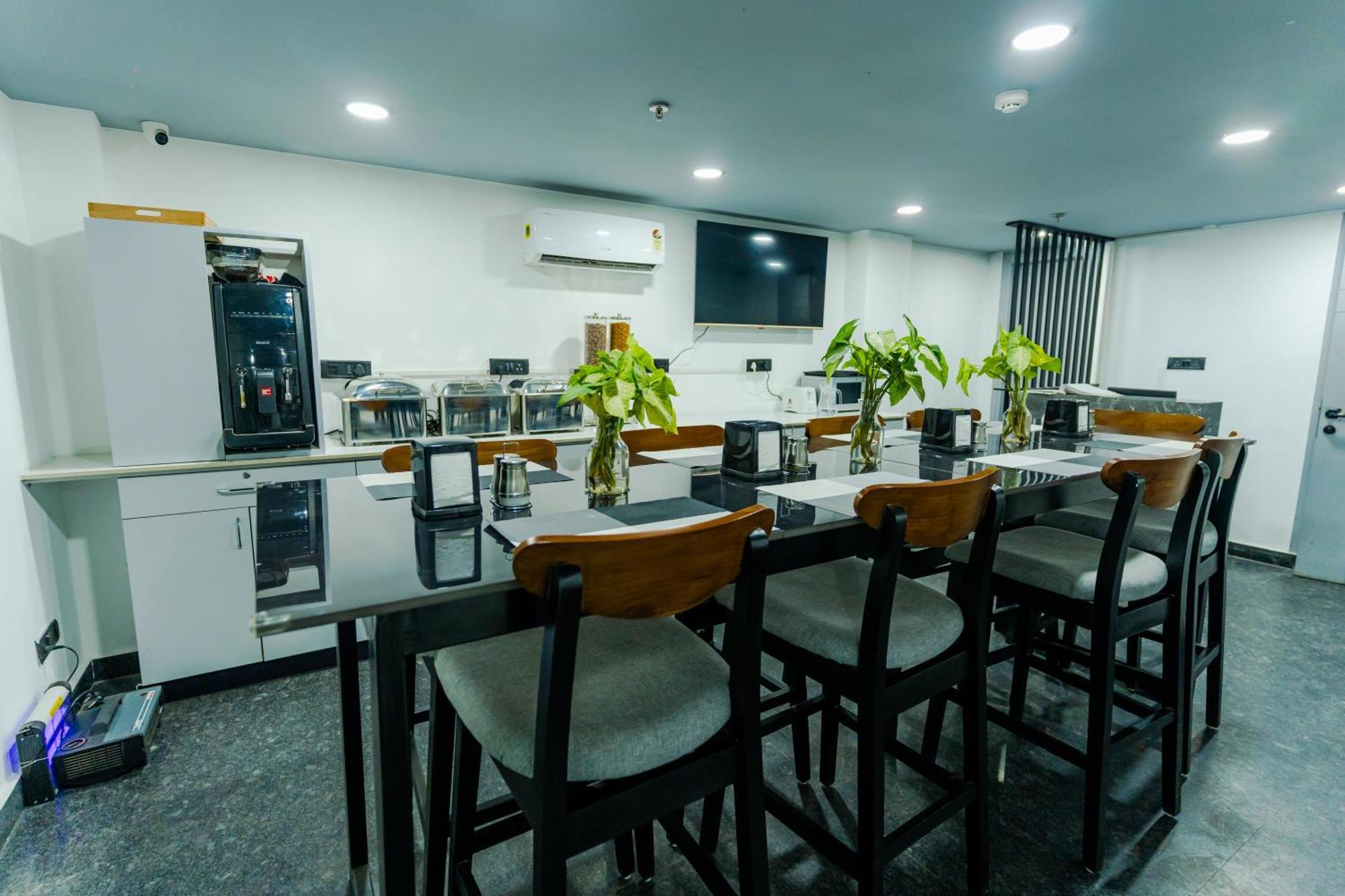 Bedchambers Luxury Apartment Near Golf Course Road 구르가온 외부 사진